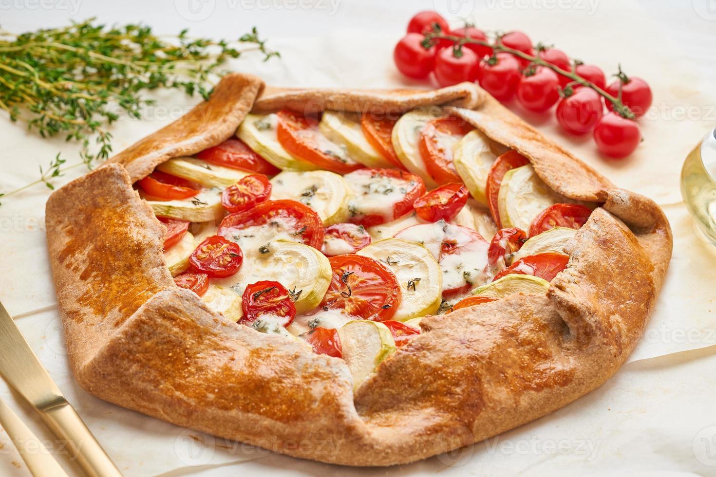 huisgemaakte galette met groenten, volkoren taart met tomaten foto