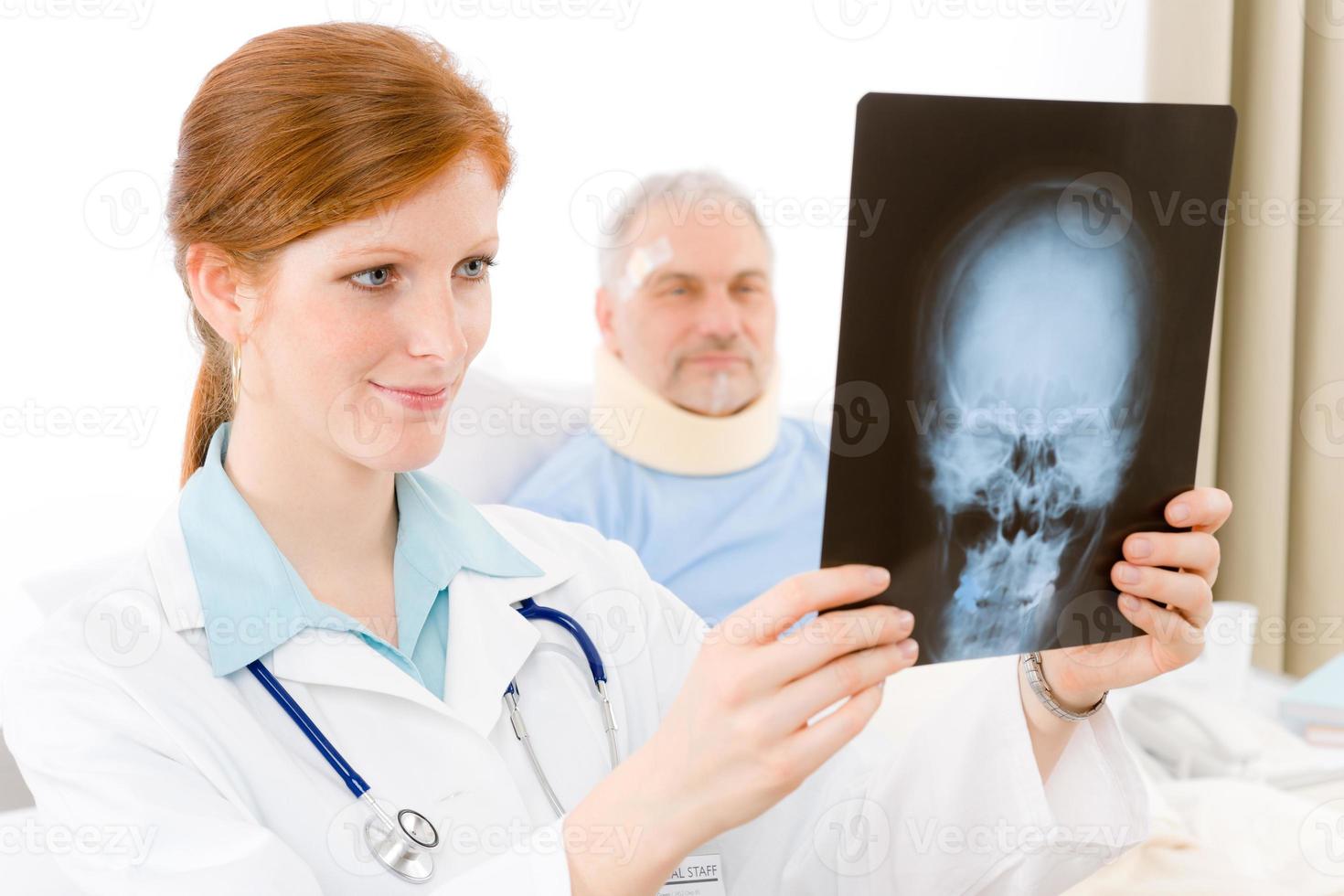 ziekenhuis - vrouwelijke arts onderzoekt patiënt x-ray foto