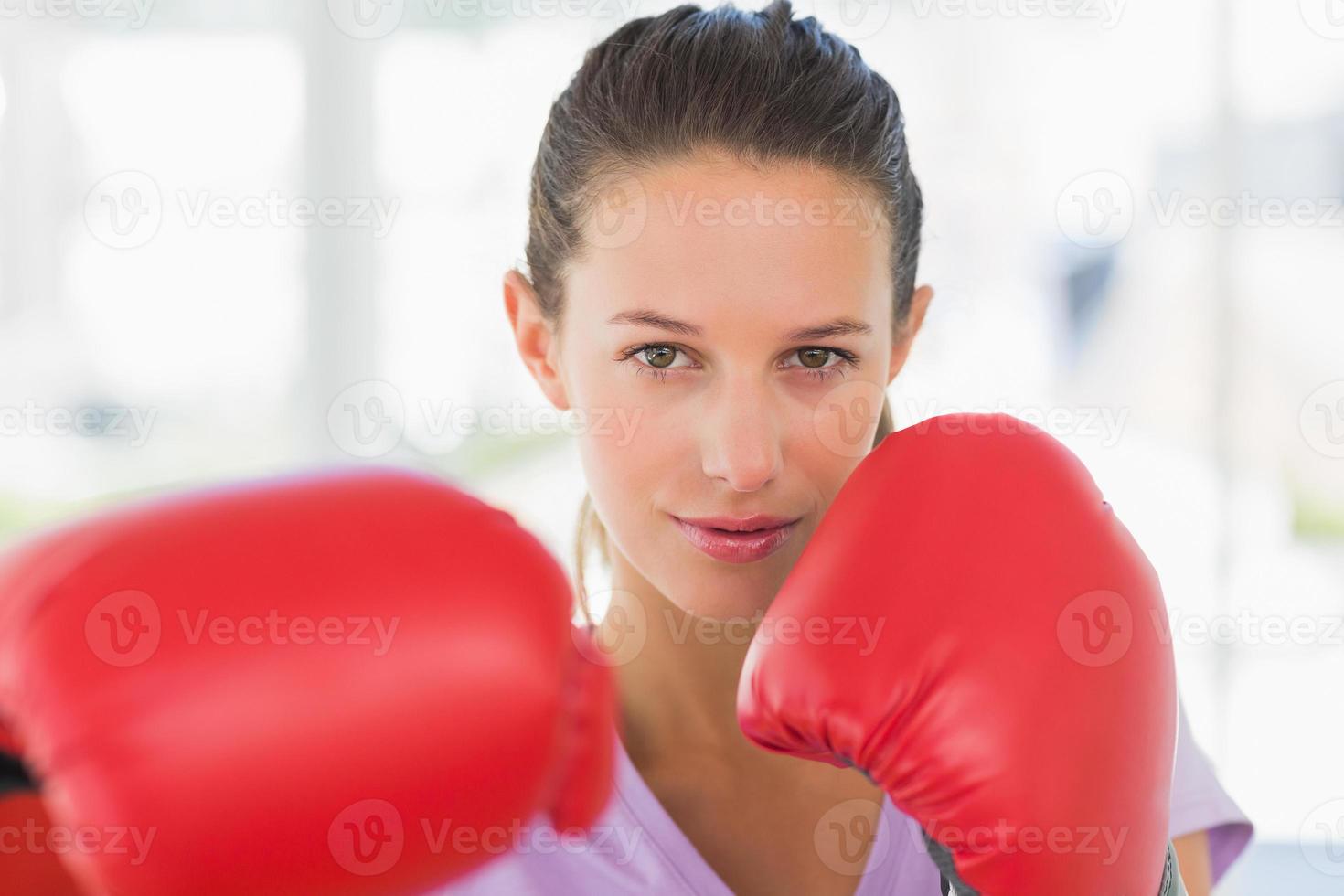 close-up portret van een vastberaden vrouwelijke bokser foto