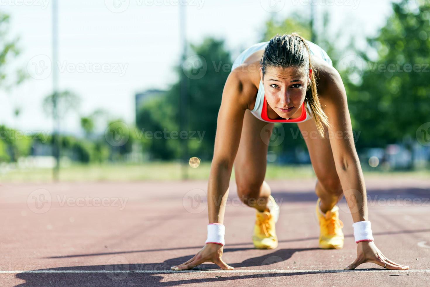vrouwelijke sprinter klaar voor de vlucht foto