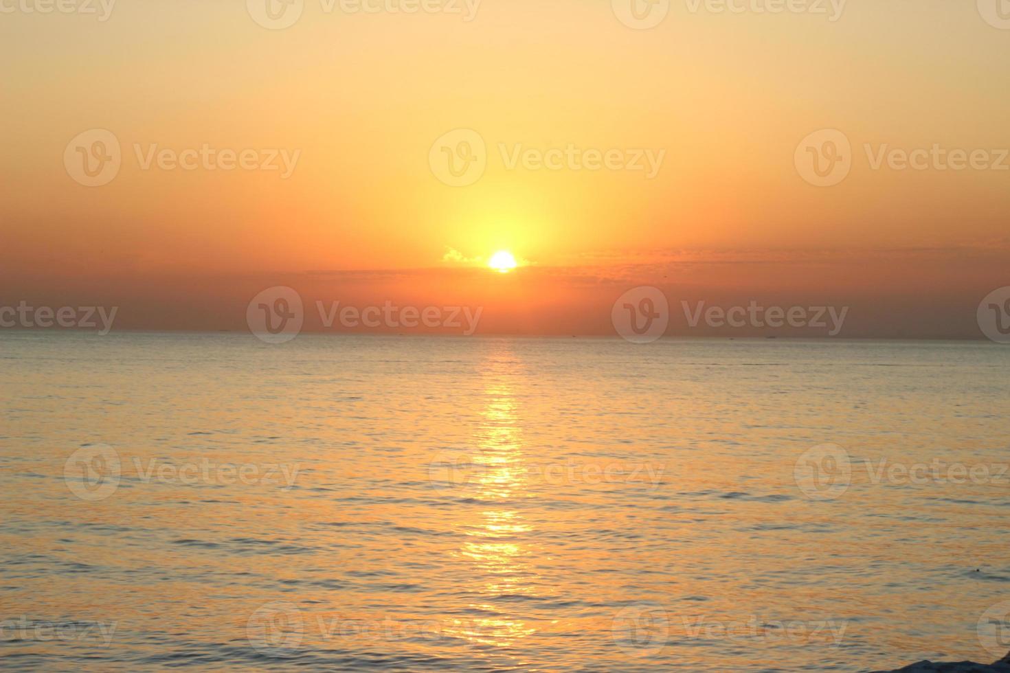 zonsondergang over water foto