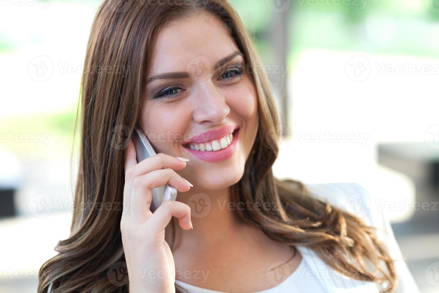 mooie vrouwelijke zakenman op mobiele telefoon foto