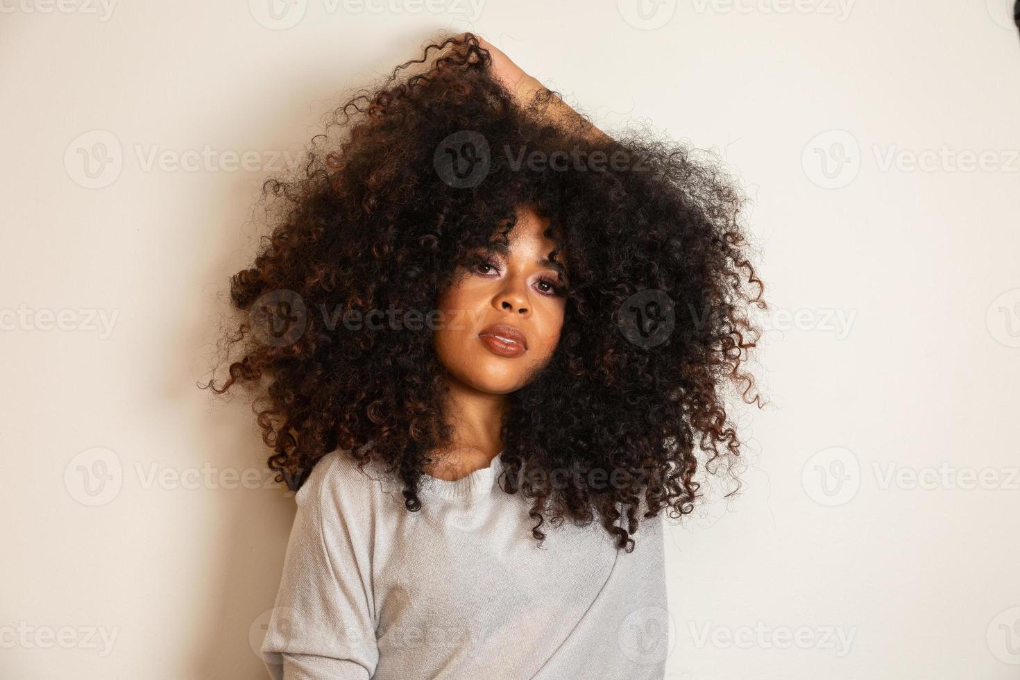 schoonheidsportret van afrikaanse amerikaanse vrouw met afrokapsel en glamourmake-up. Braziliaanse vrouw. gemengd ras. gekruld haar. kapsel. witte achtergrond. foto