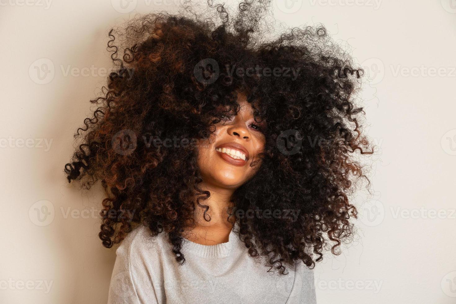 schoonheidsportret van afrikaanse amerikaanse vrouw met afrokapsel en glamourmake-up. Braziliaanse vrouw. gemengd ras. gekruld haar. kapsel. witte achtergrond. foto