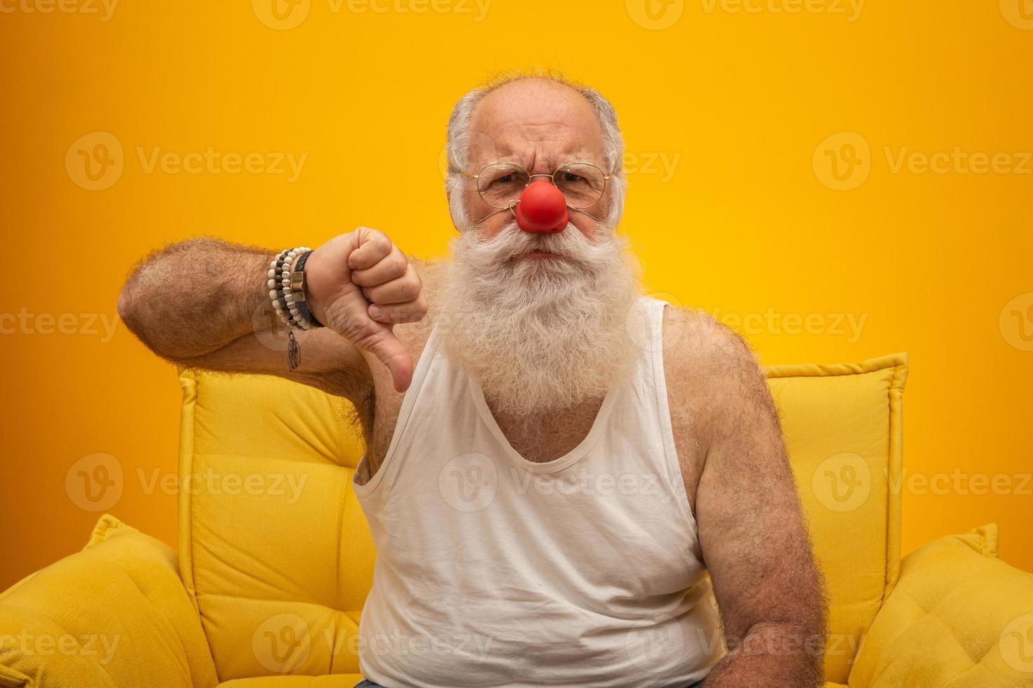ongelukkige oude man met een rode neus. alle dwazen dag. ouderen met rode neus. duim omlaag. foto