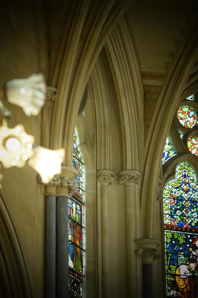 glas in lood ramen in kerk foto