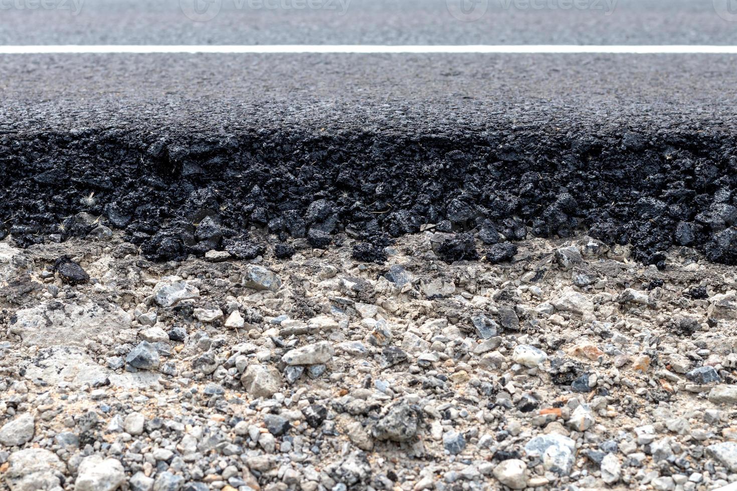 nieuw asfalt op de weg met grind. foto