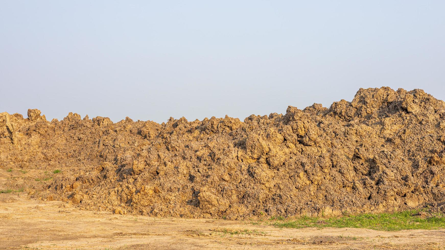 een uitzicht op een heuvel van een grote hoop grond die op de grond is achtergelaten. foto