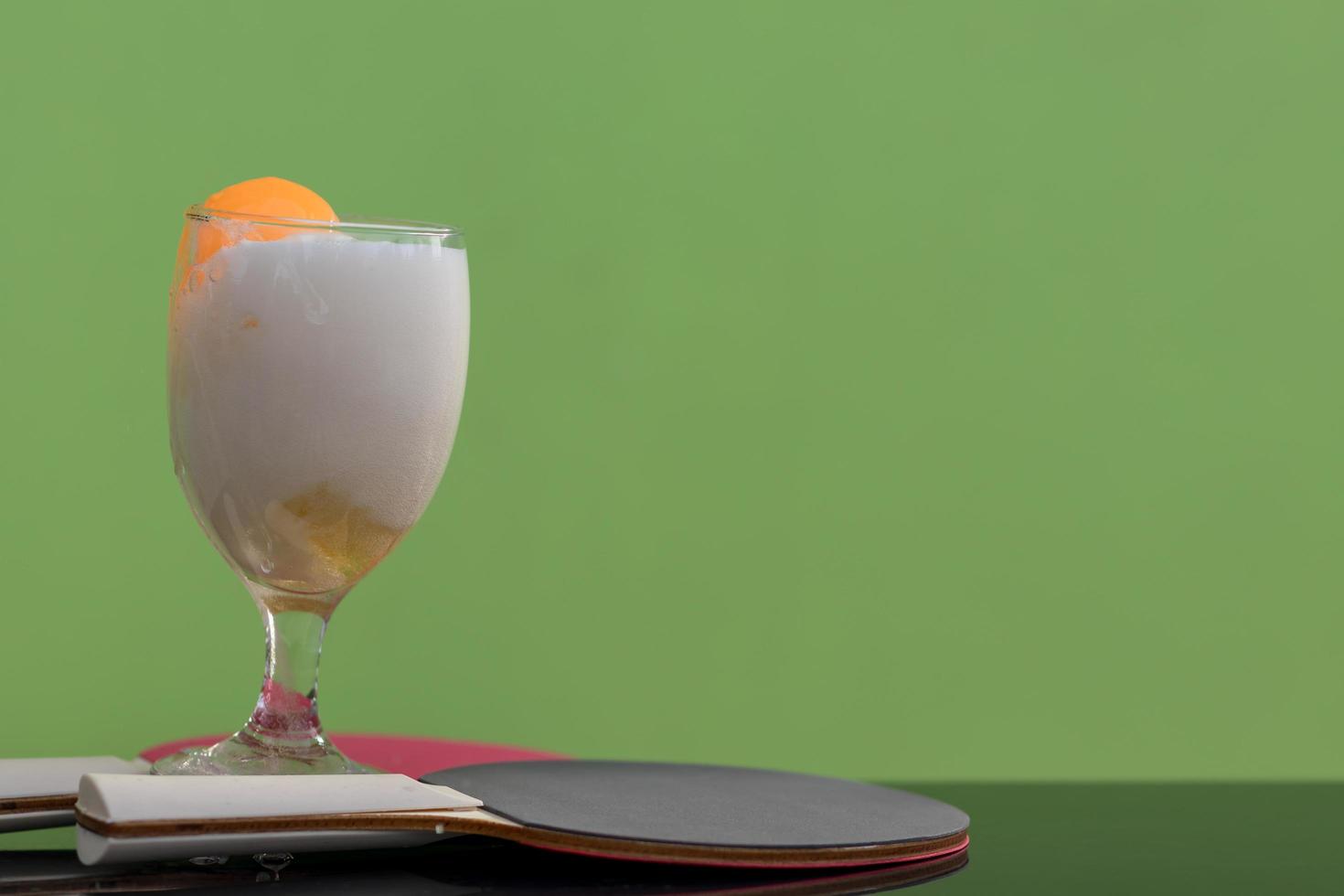 bubbels bier in een glas met een pingpongbal. foto