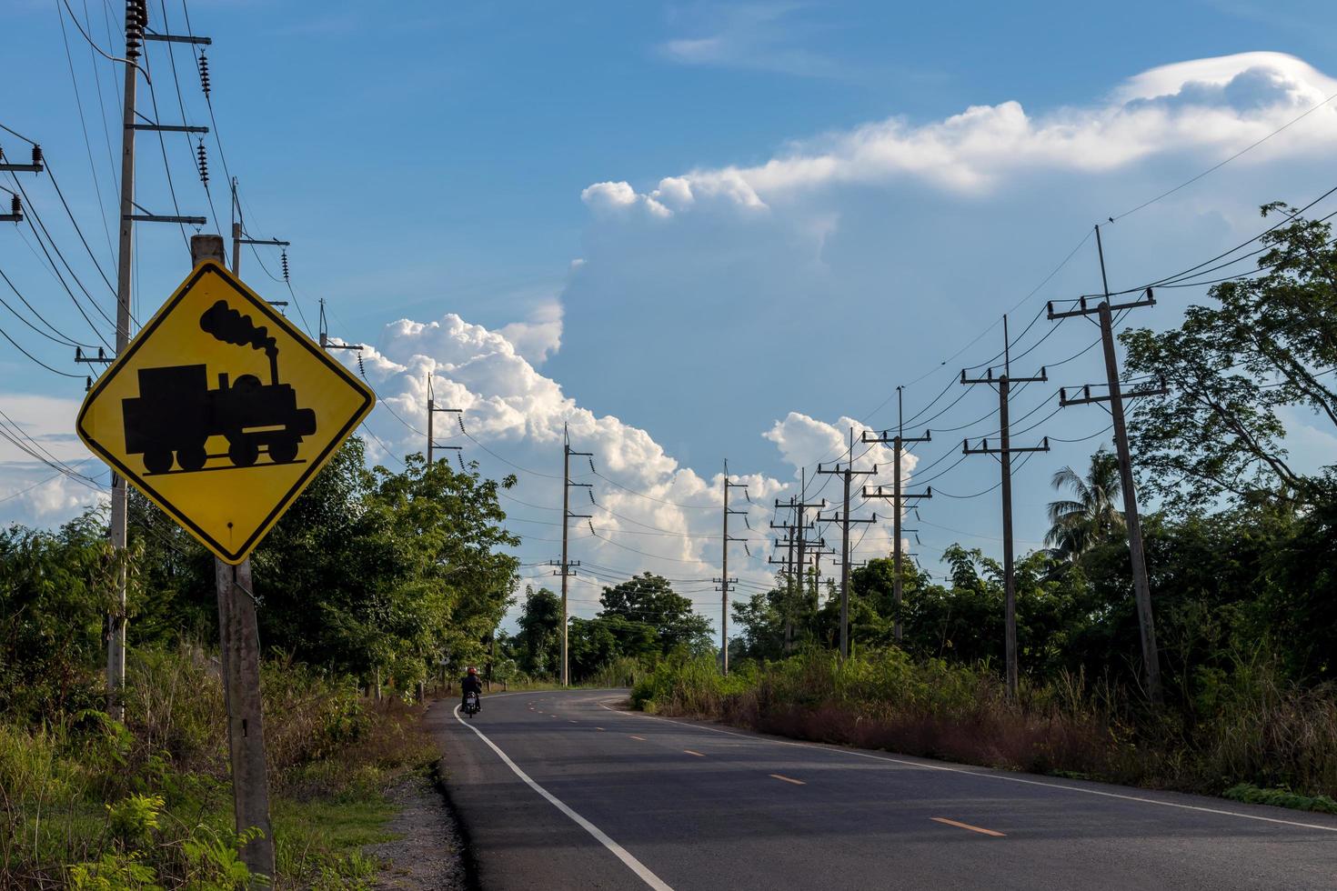 weergave van landelijke weg met waarschuwingsborden over de spoorlijn. foto