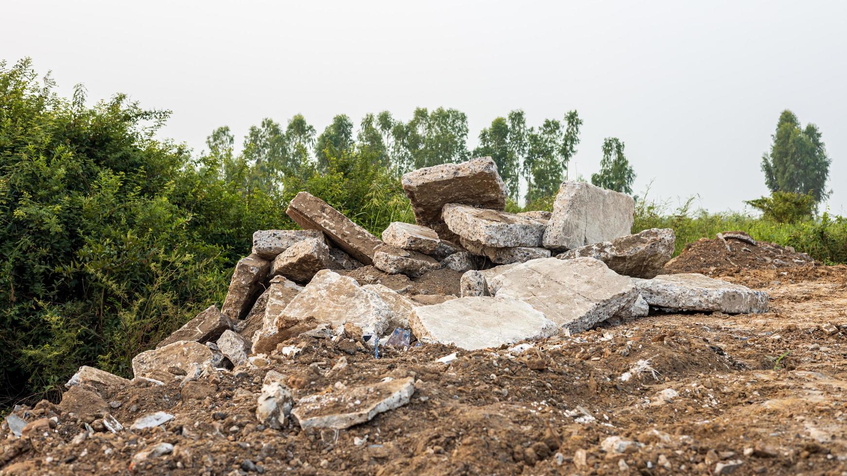 een close-up van grote betonnen puin opgestapeld op de grond. foto