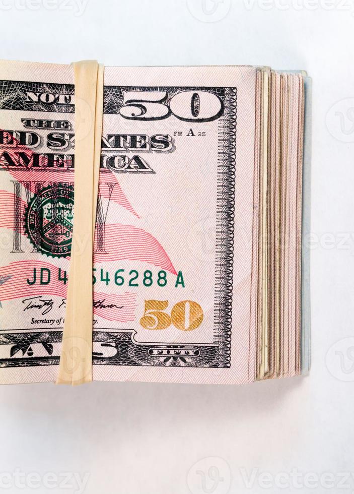 gevouwen prop vijftig dollarbiljetten amerikaans geld contant betaalmiddel foto