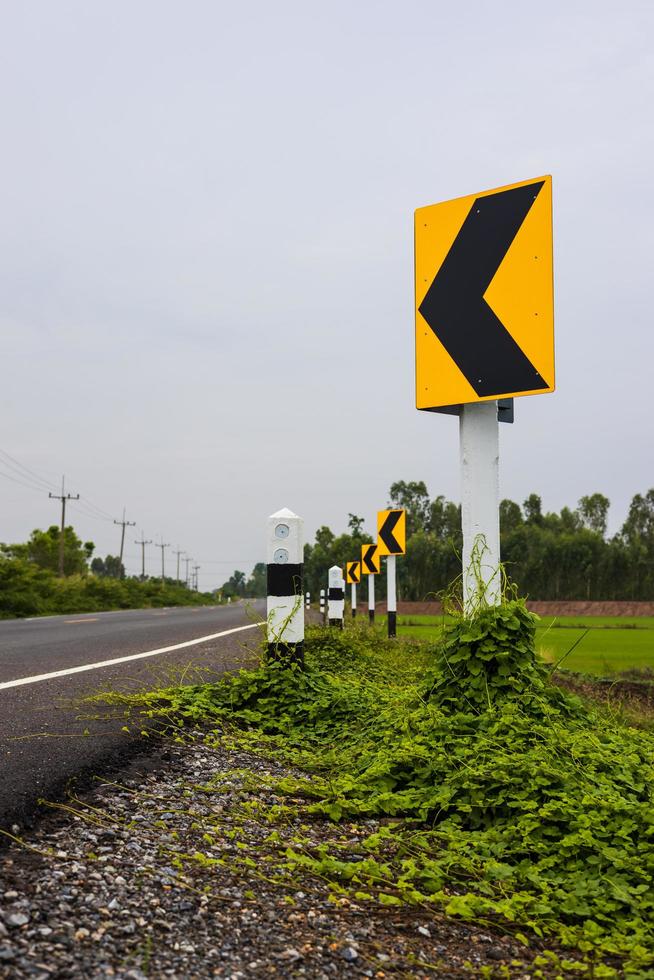 borden met bochten in de buurt van de verharde weg in landelijk thailand. foto