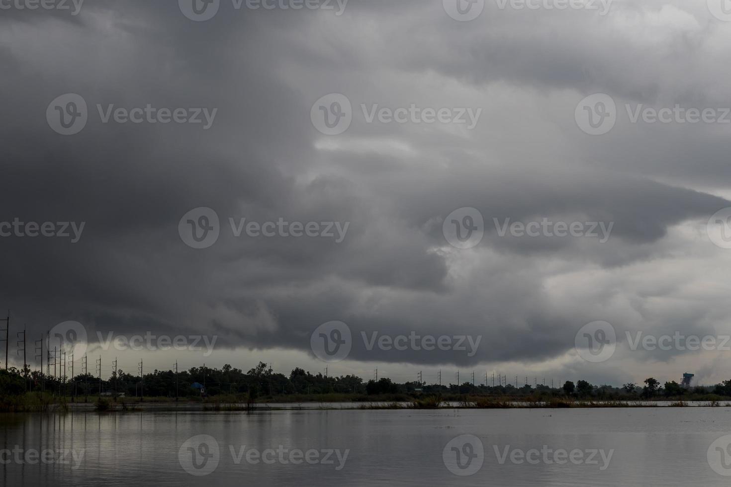 wolken boven de ondergelopen rijstvelden. foto