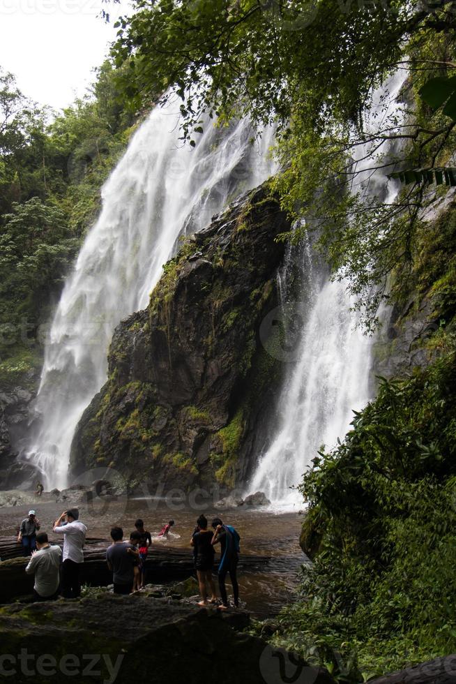 mensen met een hoge waterval. foto