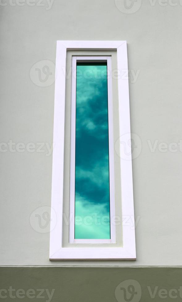 lang wit venster met wolkenreflectie. foto