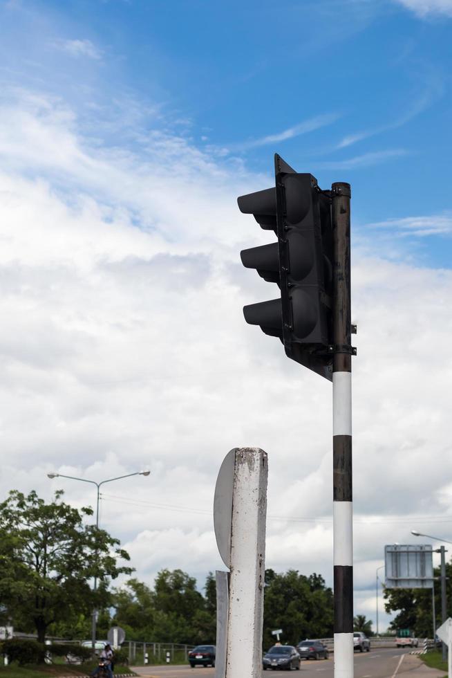 verkeerslichtpaal met luchtwolken. foto