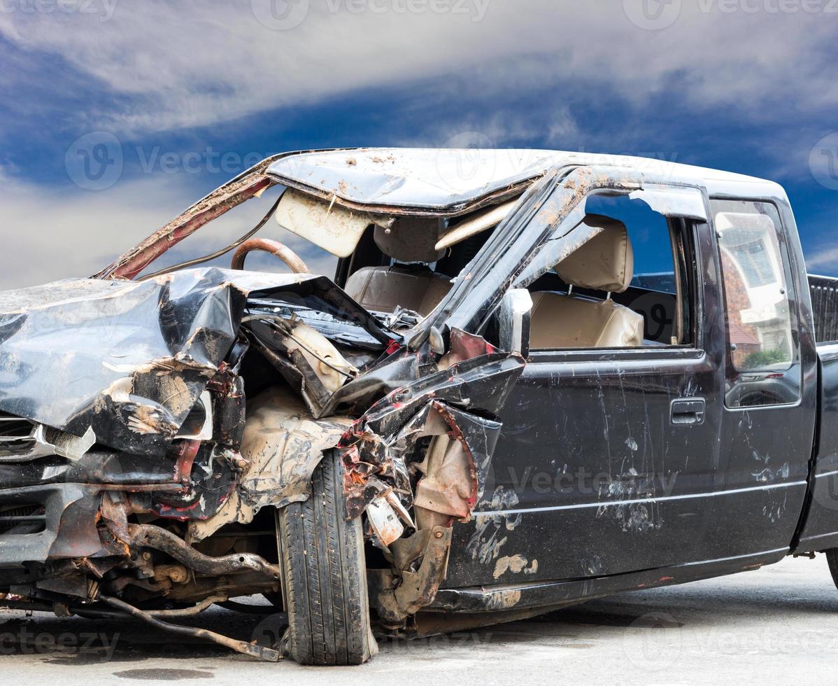 naast zwarte auto's gesloopt. foto