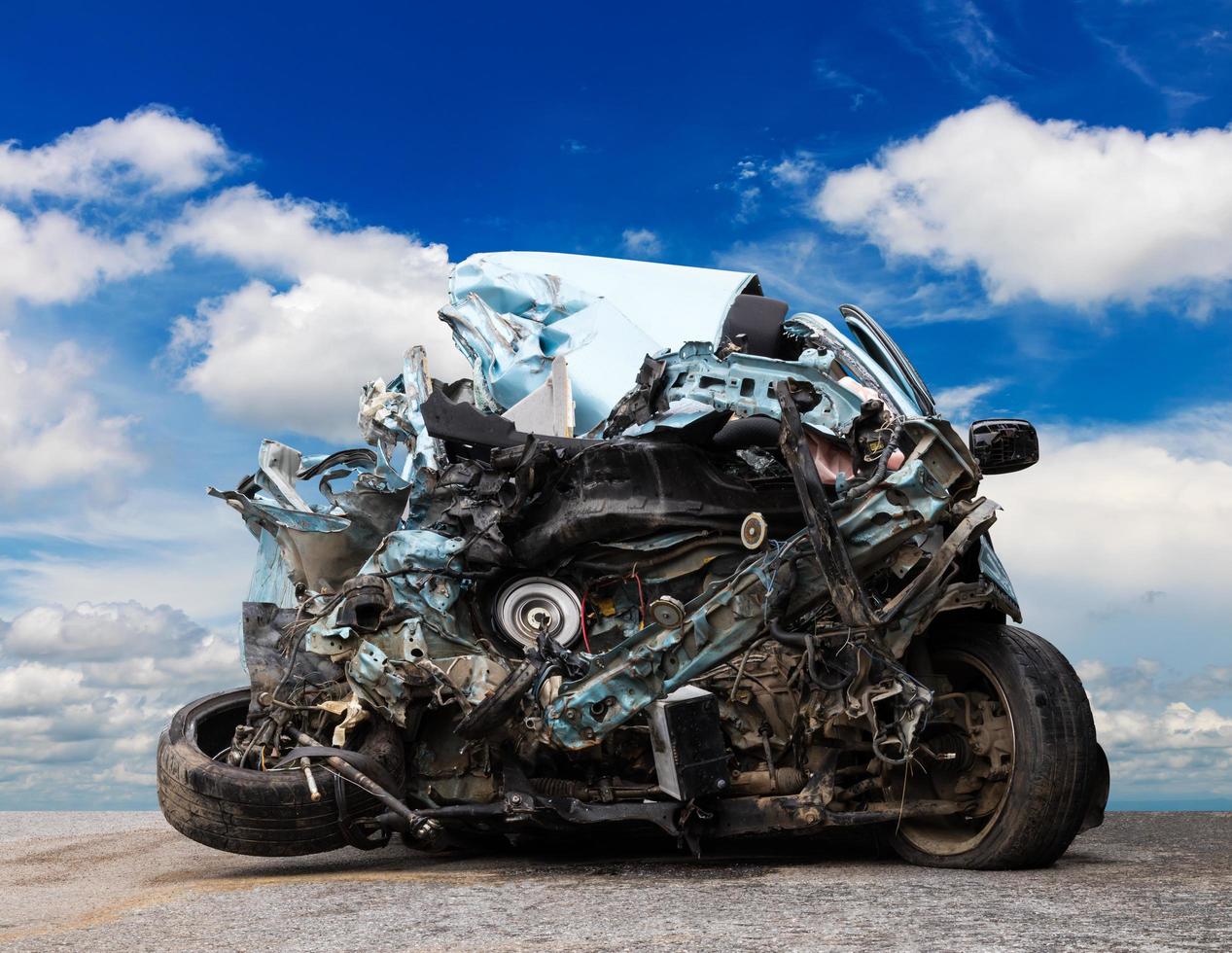 de auto werd gesloopt met luchtwolken. foto