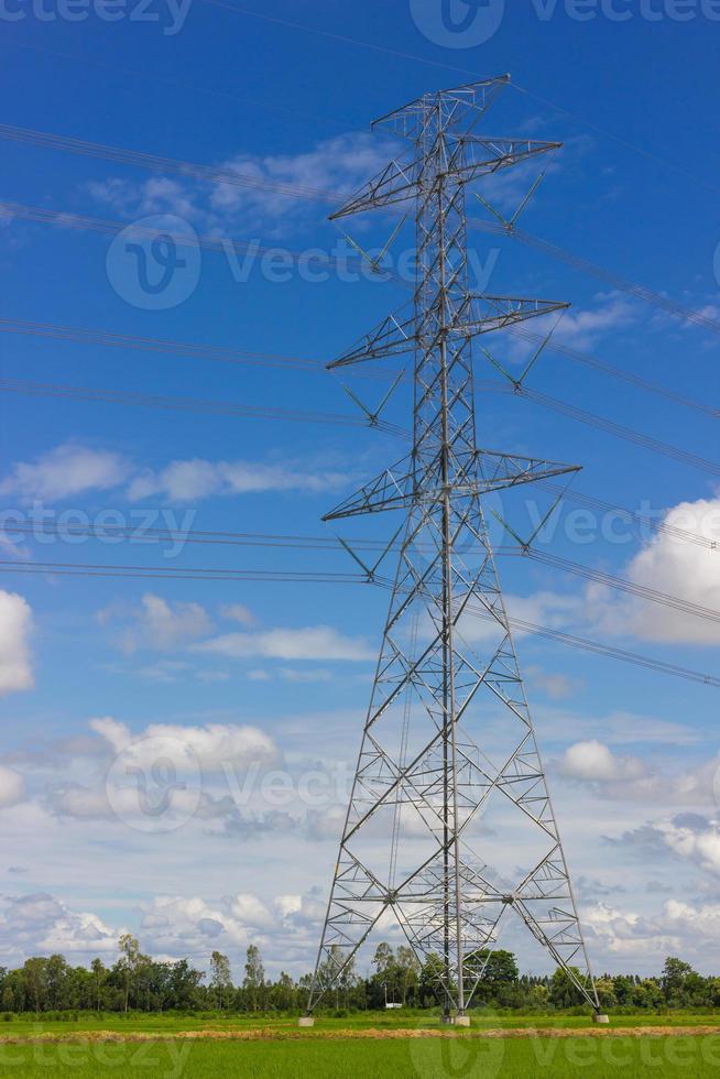 hoogspanningspaal met groene velden. foto