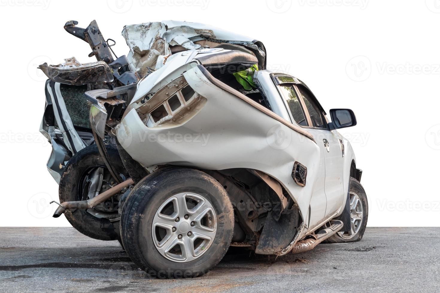 isolaten werd de achterkant van de witte auto gesloopt. foto