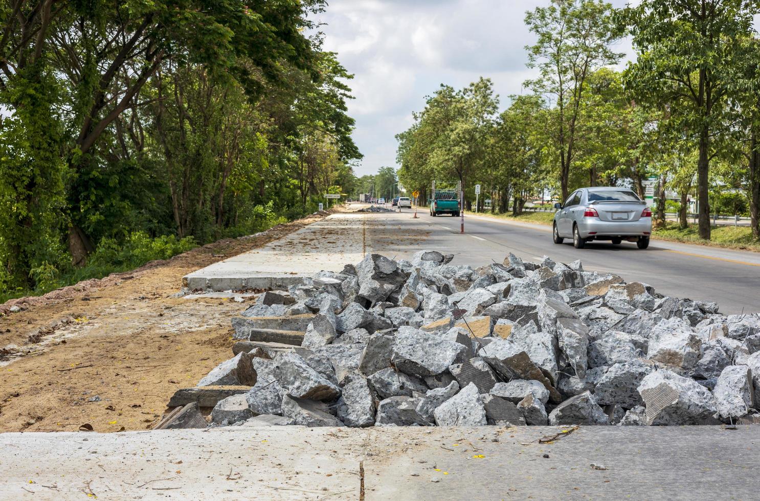 lage hoekmening van stapels betonpuin van sloop die oude weg vernietigt. foto