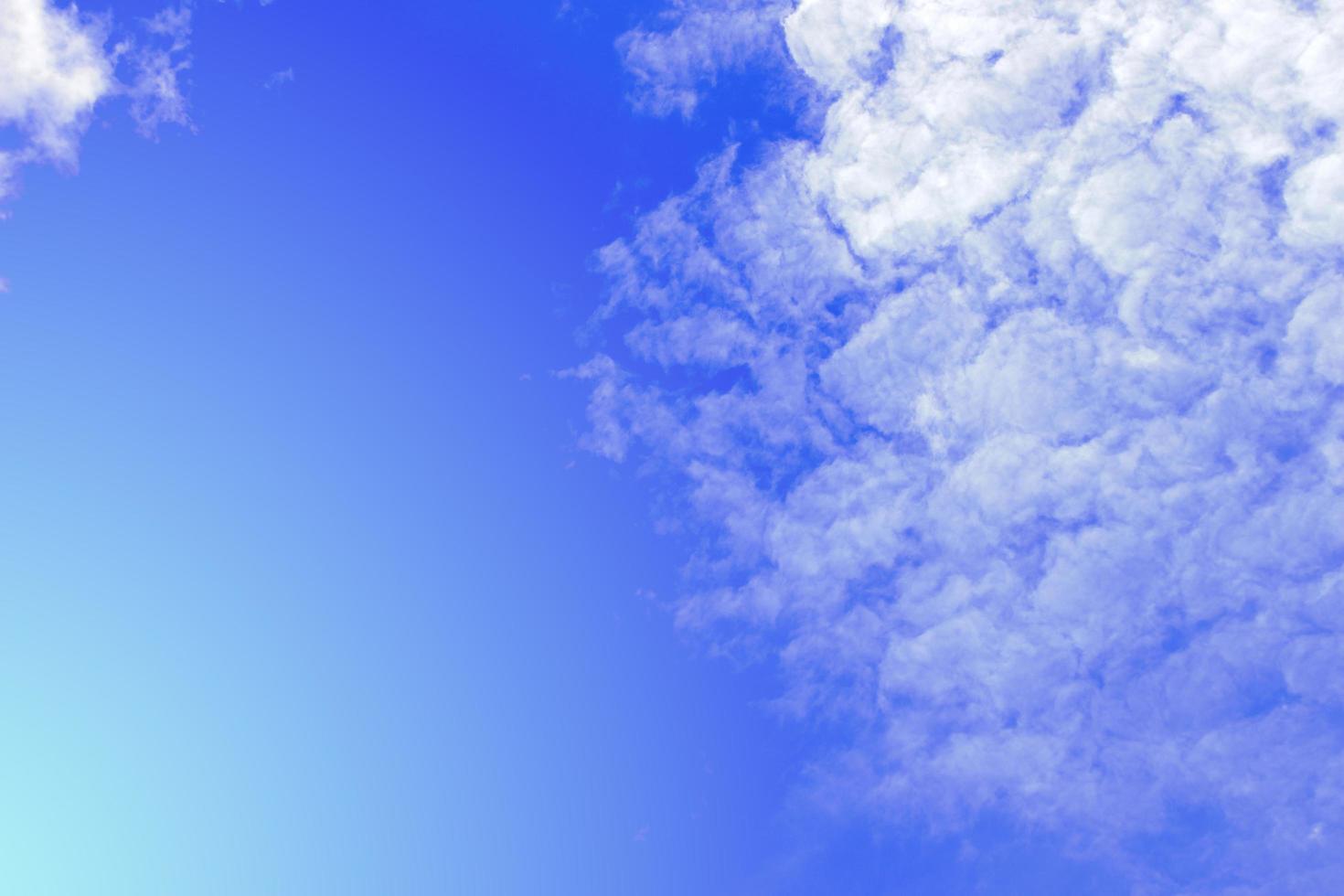 blauwe hemel met wolk achtergrond foto