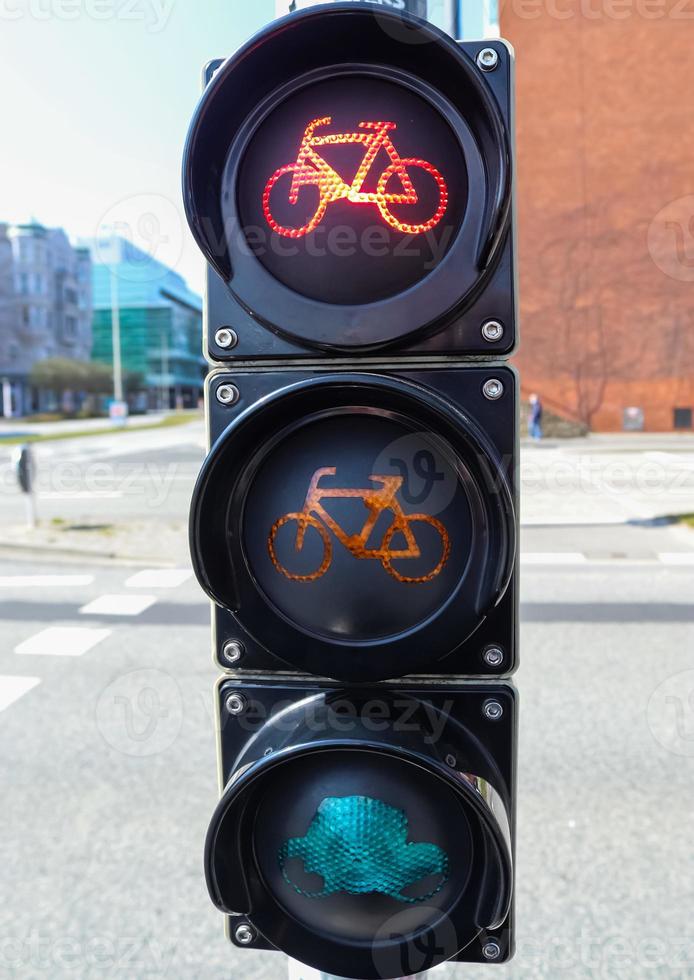 groene en rode verkeerslichten voor voetgangers en fietsers foto