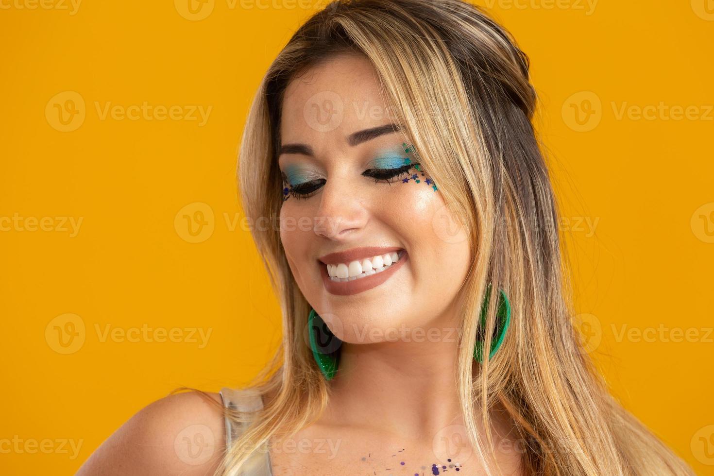 carnavalsmake-up om het carnaval van brazilië te vieren. make-up trend en accessoires voor het carnaval. foto