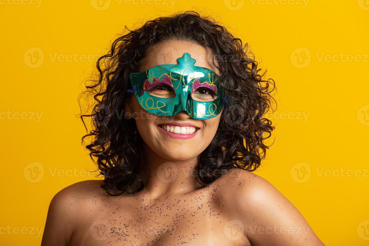 Braziliaans carnaval. jonge vrouw in kostuum genieten van het carnavalsfeest. foto