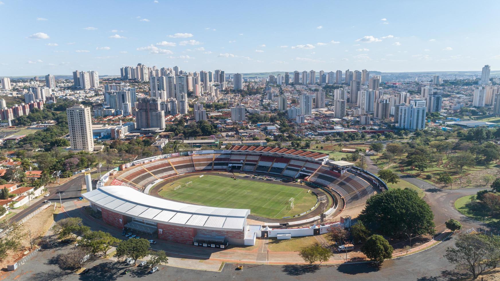 ribeirao preto, sao paulo brazilië circa juli 2019 luchtfoto van ribeirao preto, sao paulo, je kunt gebouwen en het santa cruz botafogo-stadion zien. foto