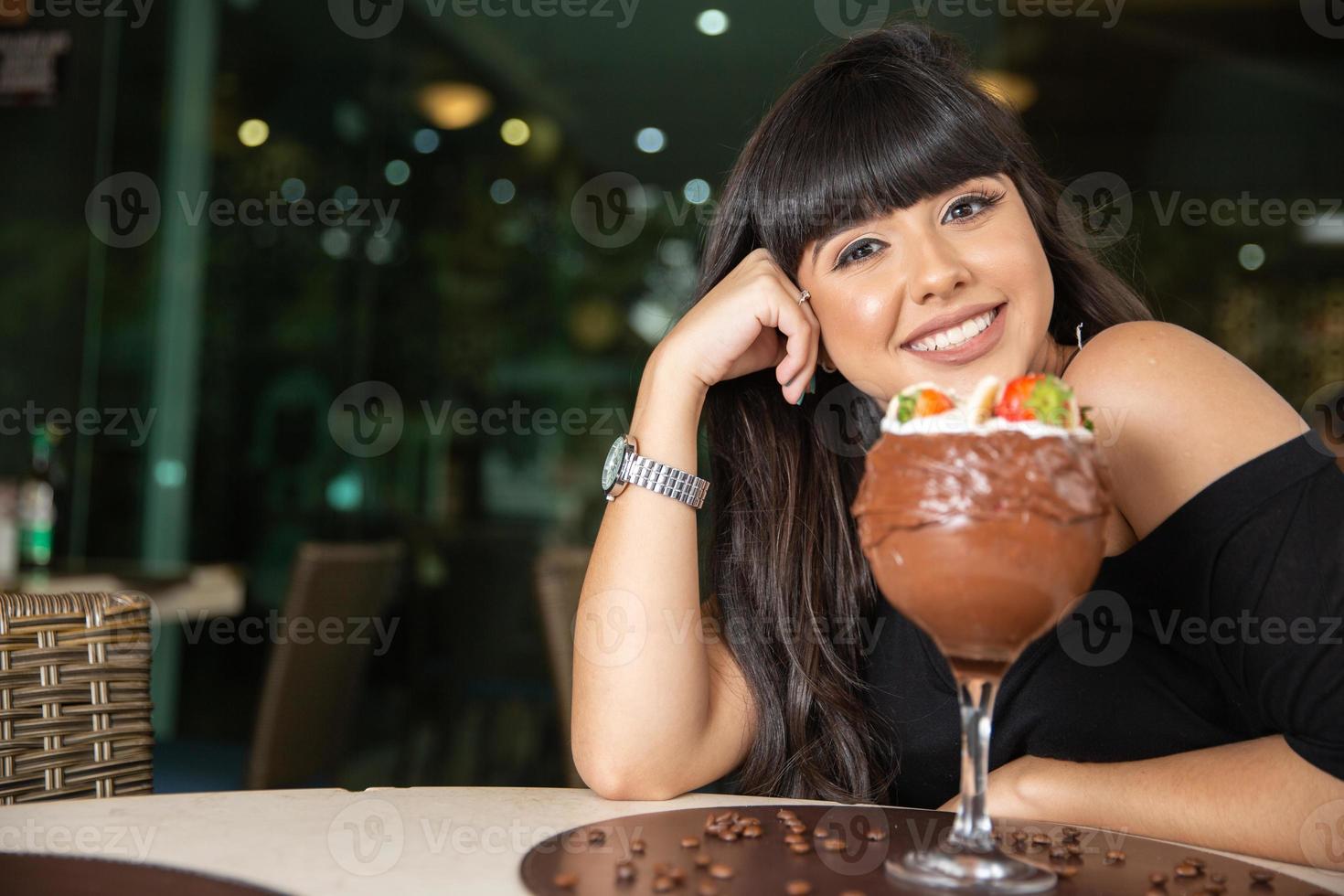 ijswit combineert aardbei met hoge calorieën, kan je dik maken, zachte focus, wazig. heerlijke vanille of chocolade ijscoupe met aardbei. foto