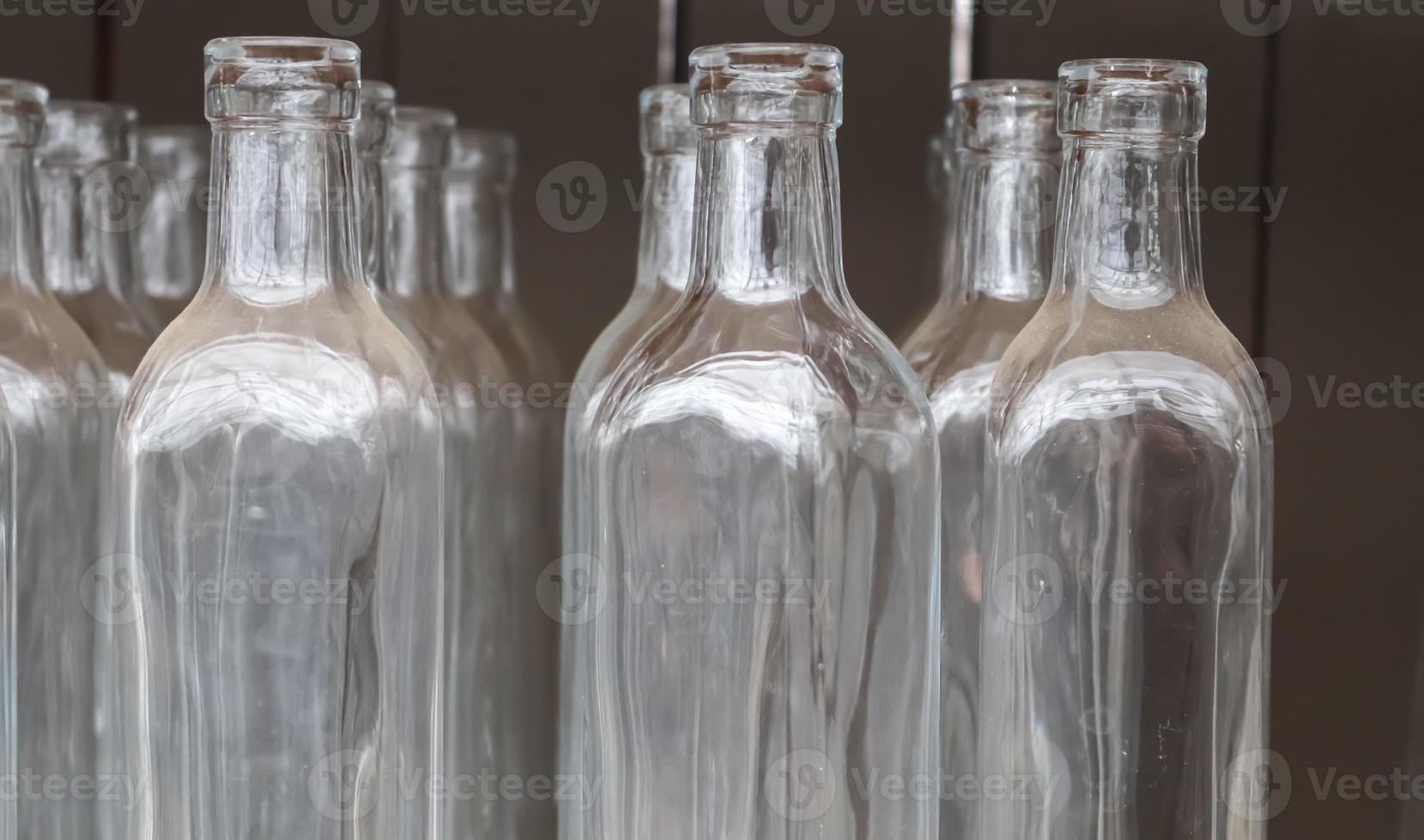 oude lege flessen in een close-up bekijken. foto