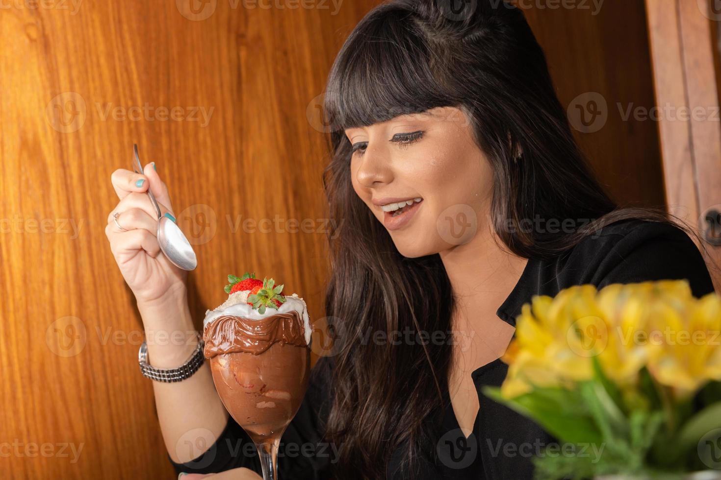 ijswit combineert aardbei met hoge calorieën, kan je dik maken, zachte focus, wazig. heerlijke vanille of chocolade ijscoupe met aardbei. foto