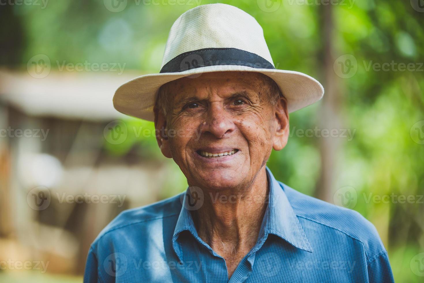 portret van lachende mooie oudere mannelijke boer. oudere man op boerderij in zomerdag. activiteit tuinieren. Braziliaanse bejaarde man. foto