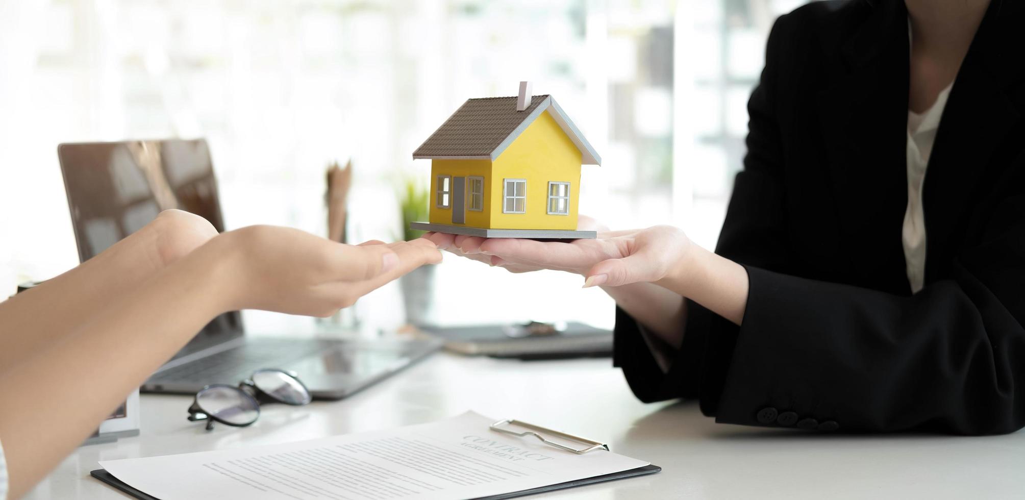 vastgoedbedrijf om huizen en land te kopen, levert sleutels en huizen aan klanten nadat ze ermee instemden een overeenkomst voor de aankoop van een huis te sluiten en een leningsovereenkomst te sluiten. gesprek met een makelaar foto