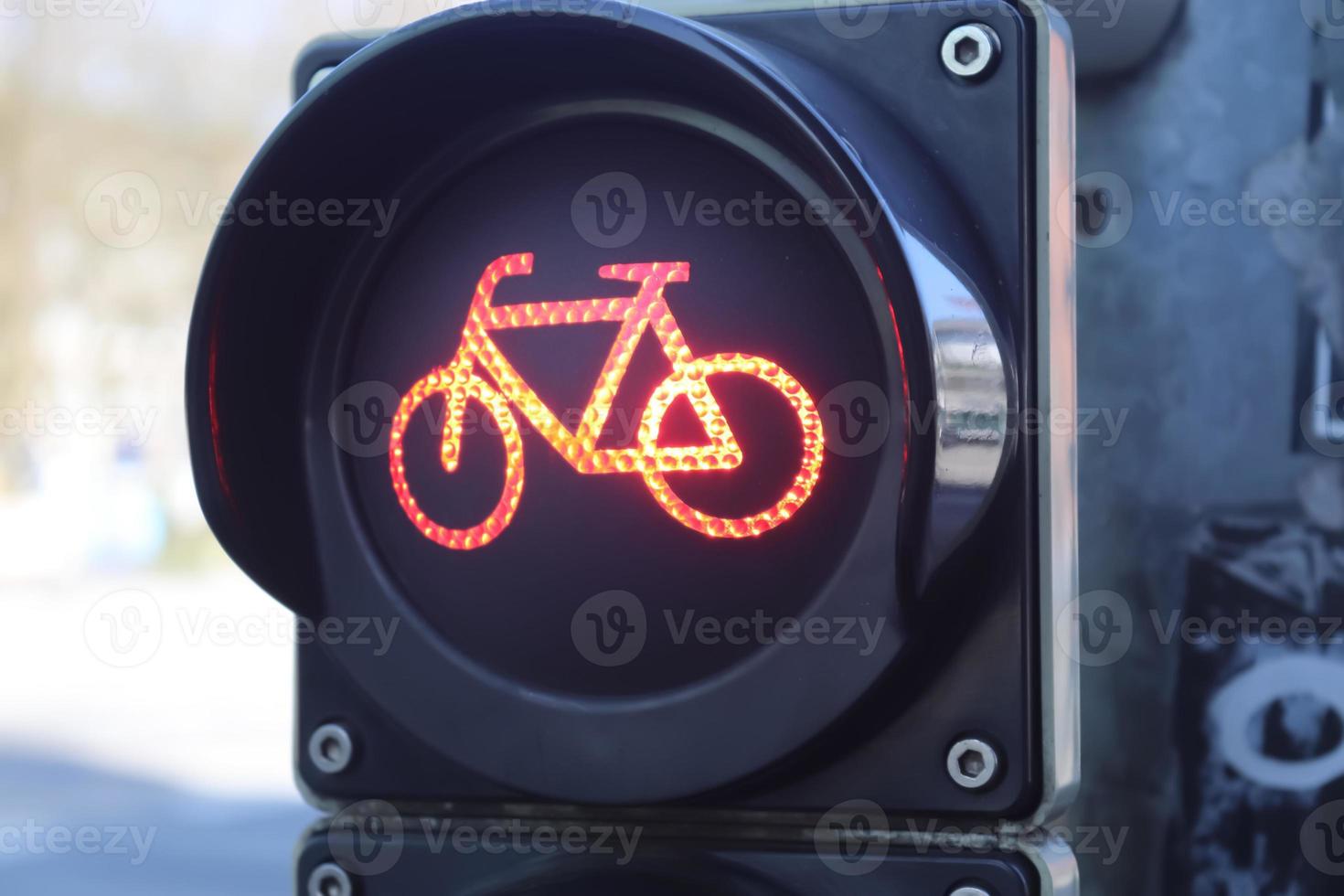 groene en rode verkeerslichten voor voetgangers en fietsers foto