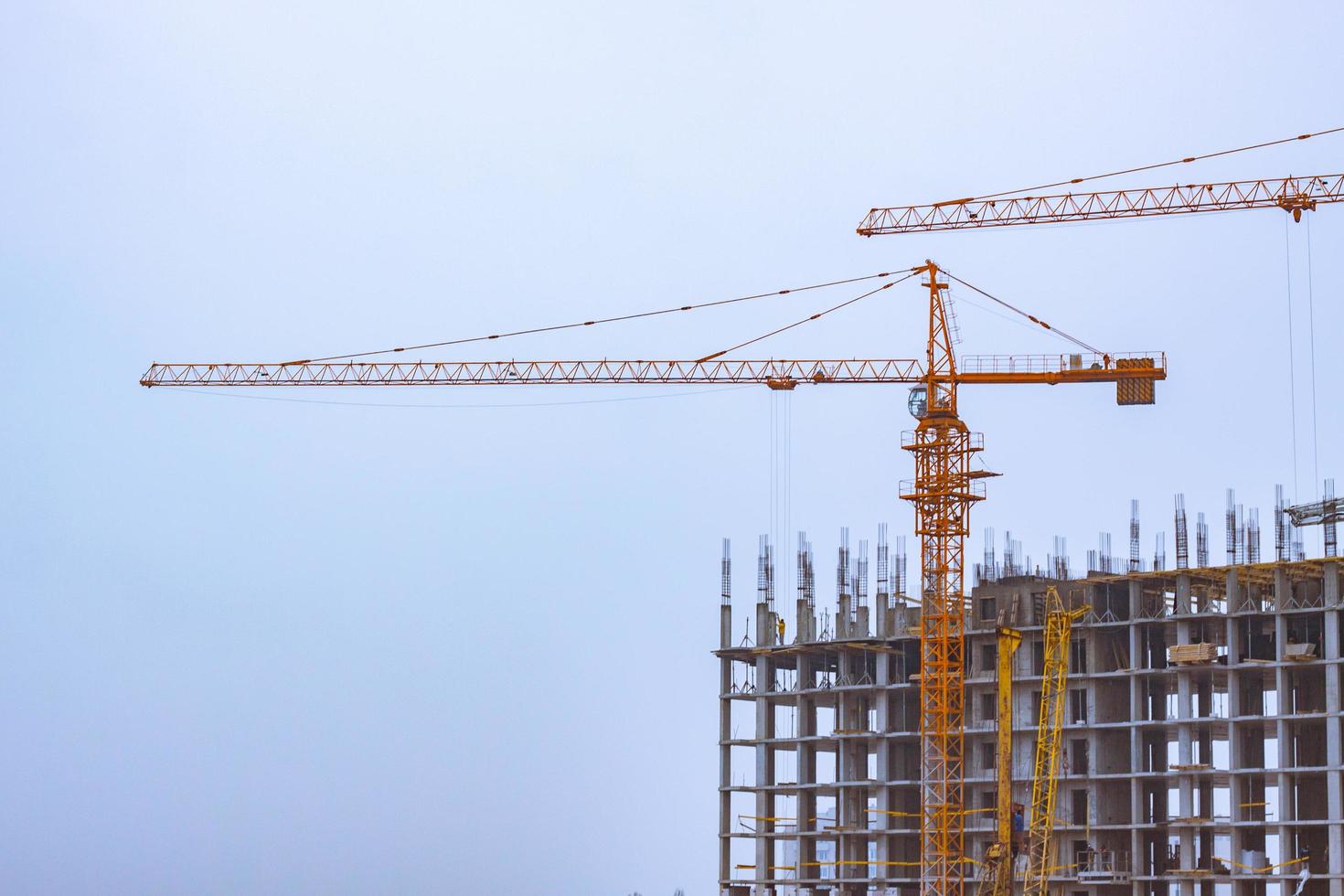 betonnen gebouw in uitvoering met kranen foto