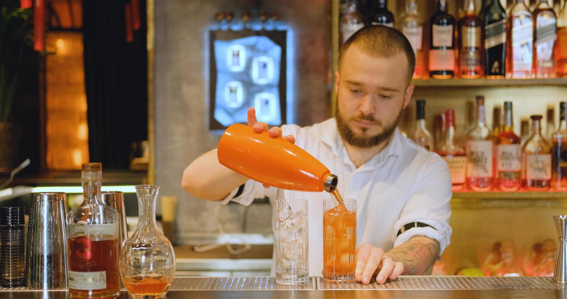 mannelijke barman werkt in de kroeg foto