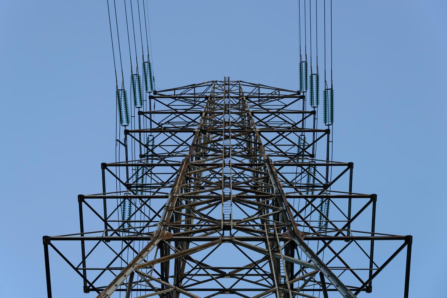 hoogspanningstoren, hoogspanningslijnen voor elektriciteitstransmissie; foto