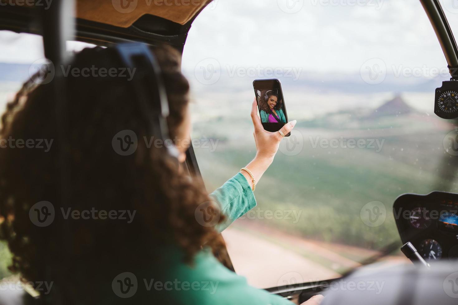 succesvolle slimme stijlvolle jonge Latijns-vrouw in de helikopter. luxe lifestyle concept foto