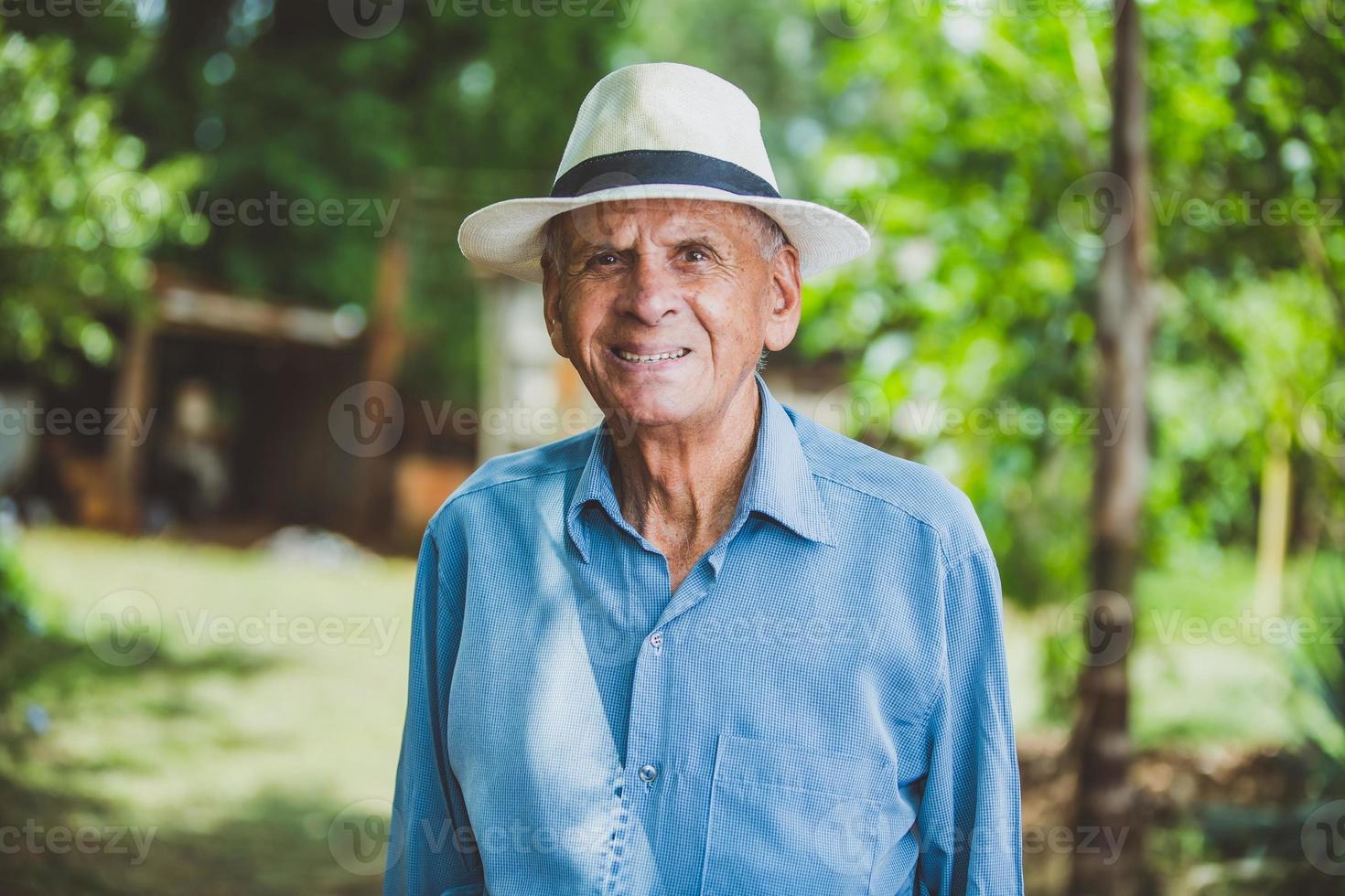 portret van lachende mooie oudere mannelijke boer. oudere man op boerderij in zomerdag. activiteit tuinieren. Braziliaanse bejaarde man. foto