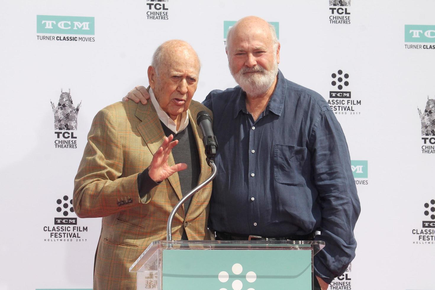 los angeles, 7 apr - carl reiner, rob reiner bij de carl and rob reiner hand- en voetafdrukceremonie in het tcl chinese theater imax op 7 april 2017 in los angeles, ca foto