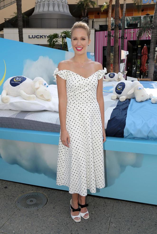 los angeles, 19 jun - anna camp at the serta matras landelijke instagram sweepstakes lanceren in hollywood en highland op 19 juni 2018 in los angeles, ca foto