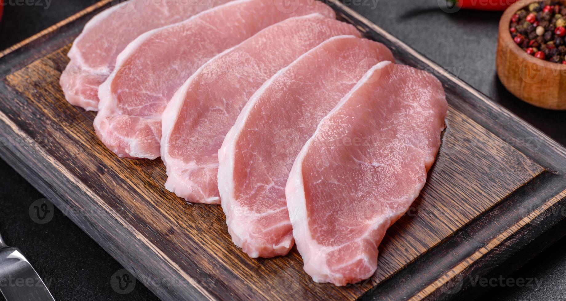rauw vers varkensvlees gesneden op een houten snijplank foto