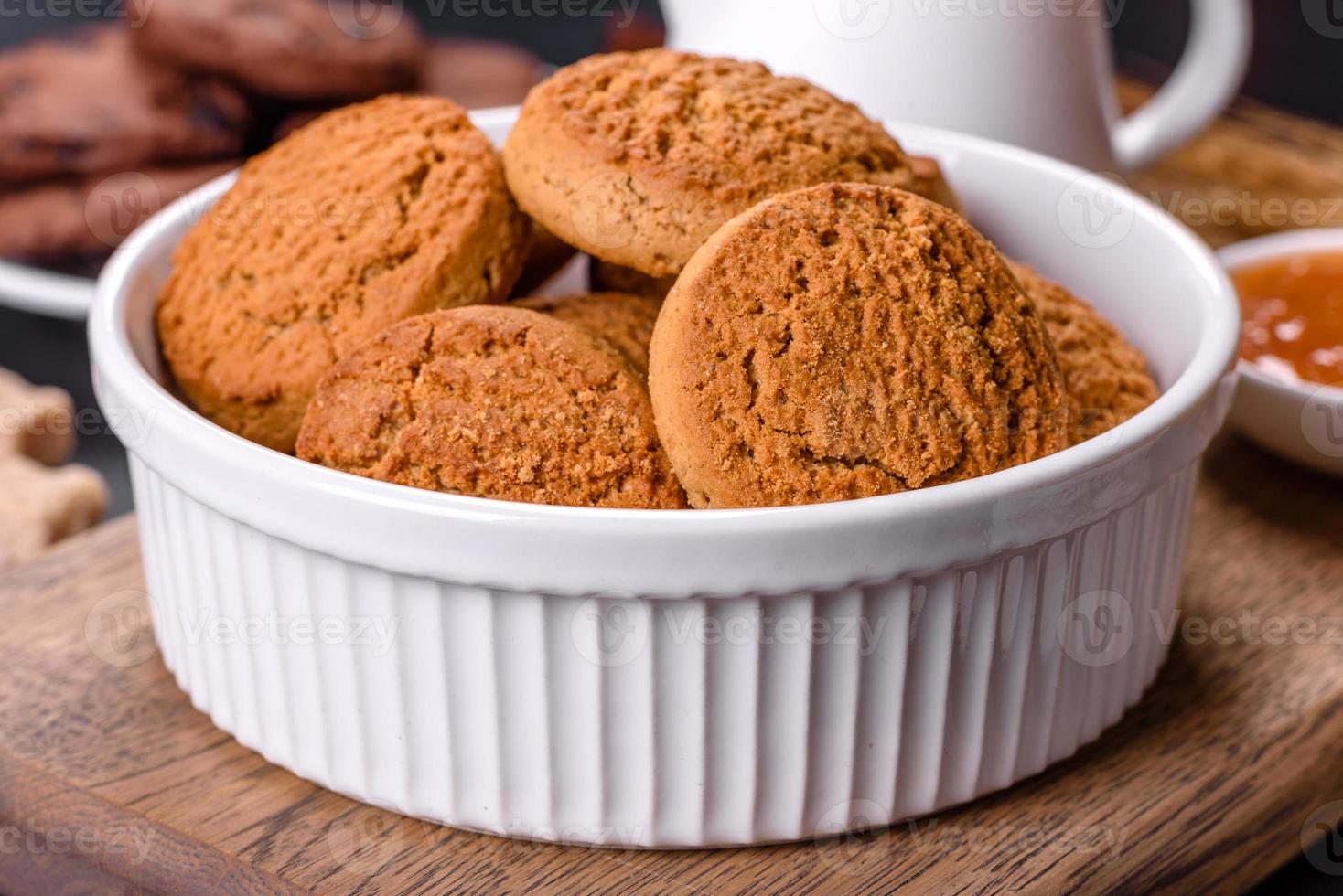 heerlijk voedzaam gezond ontbijt met granola, eieren, haverkoekjes, melk en jam foto