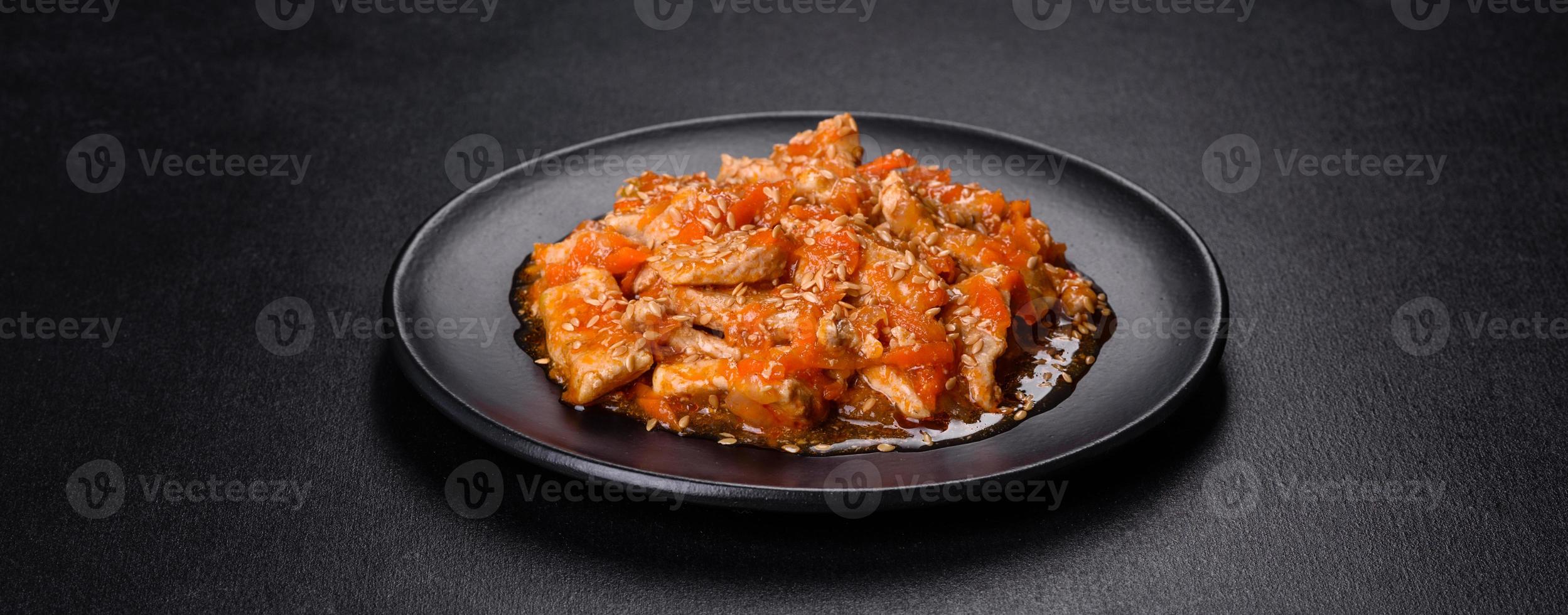 teriyaki kip met saus, sesam, kruiden en specerijen op een donkere achtergrond foto