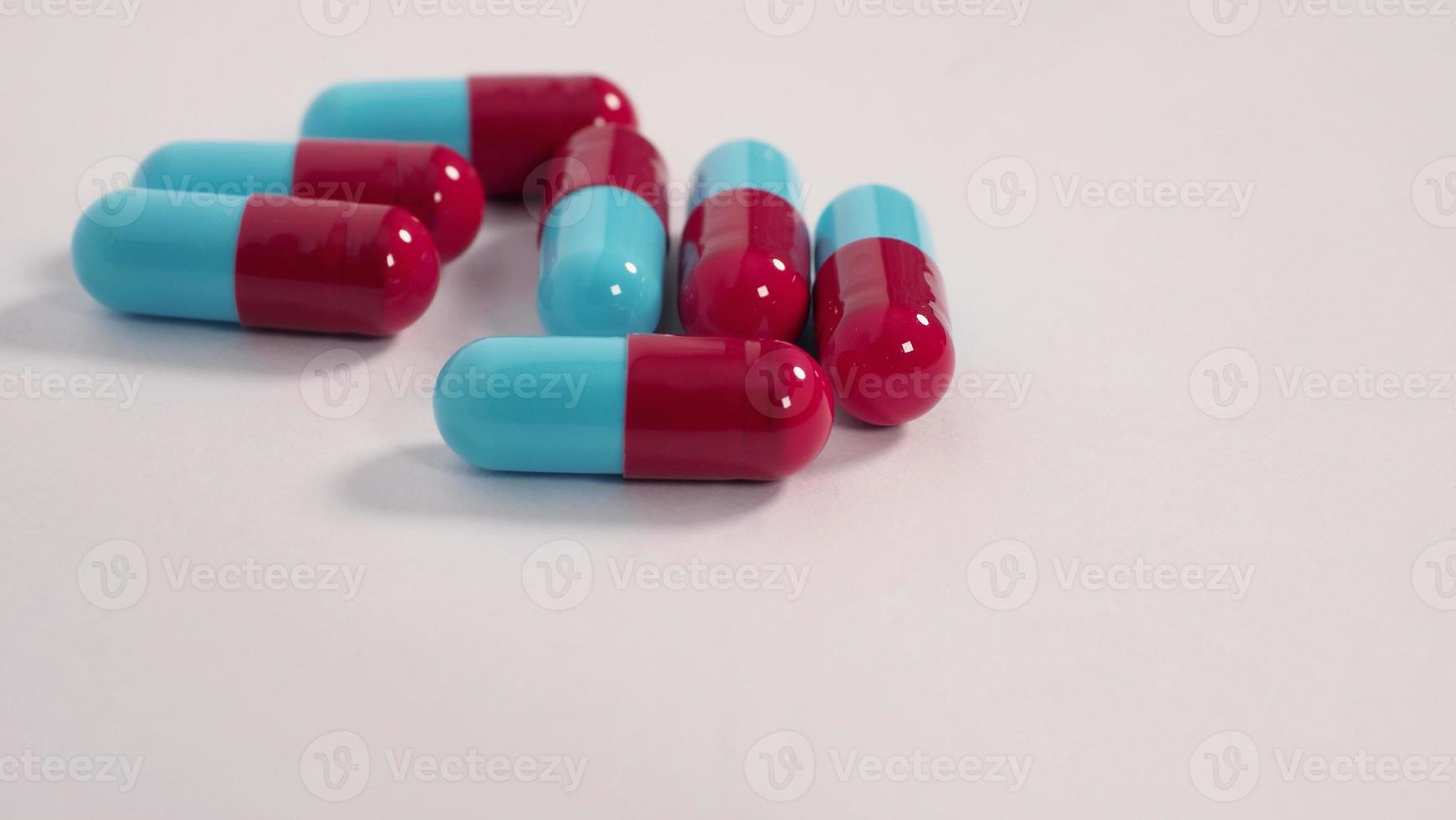 medicatiepillen in de hand nemen of houden. capsule pil op witte achtergrond. foto