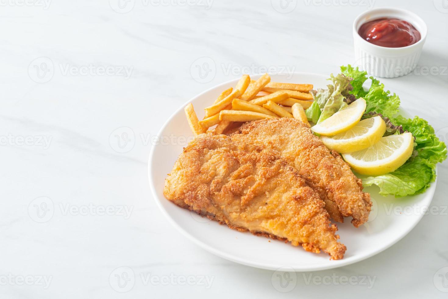 huisgemaakte gepaneerde weiner schnitzel met chips foto