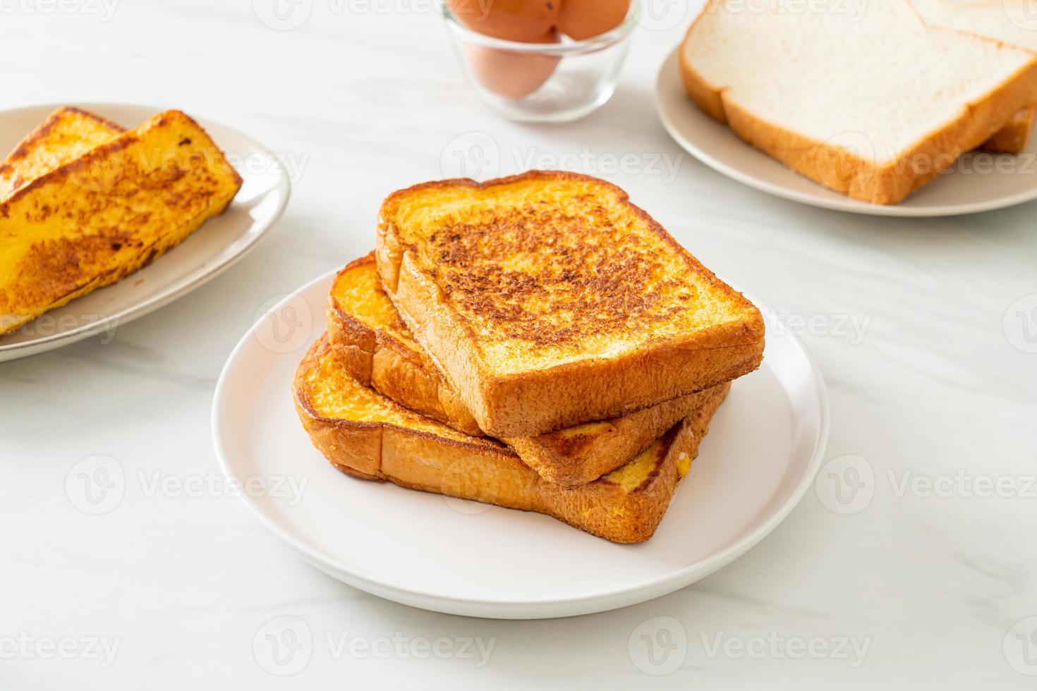 Franse toast op witte plaat foto